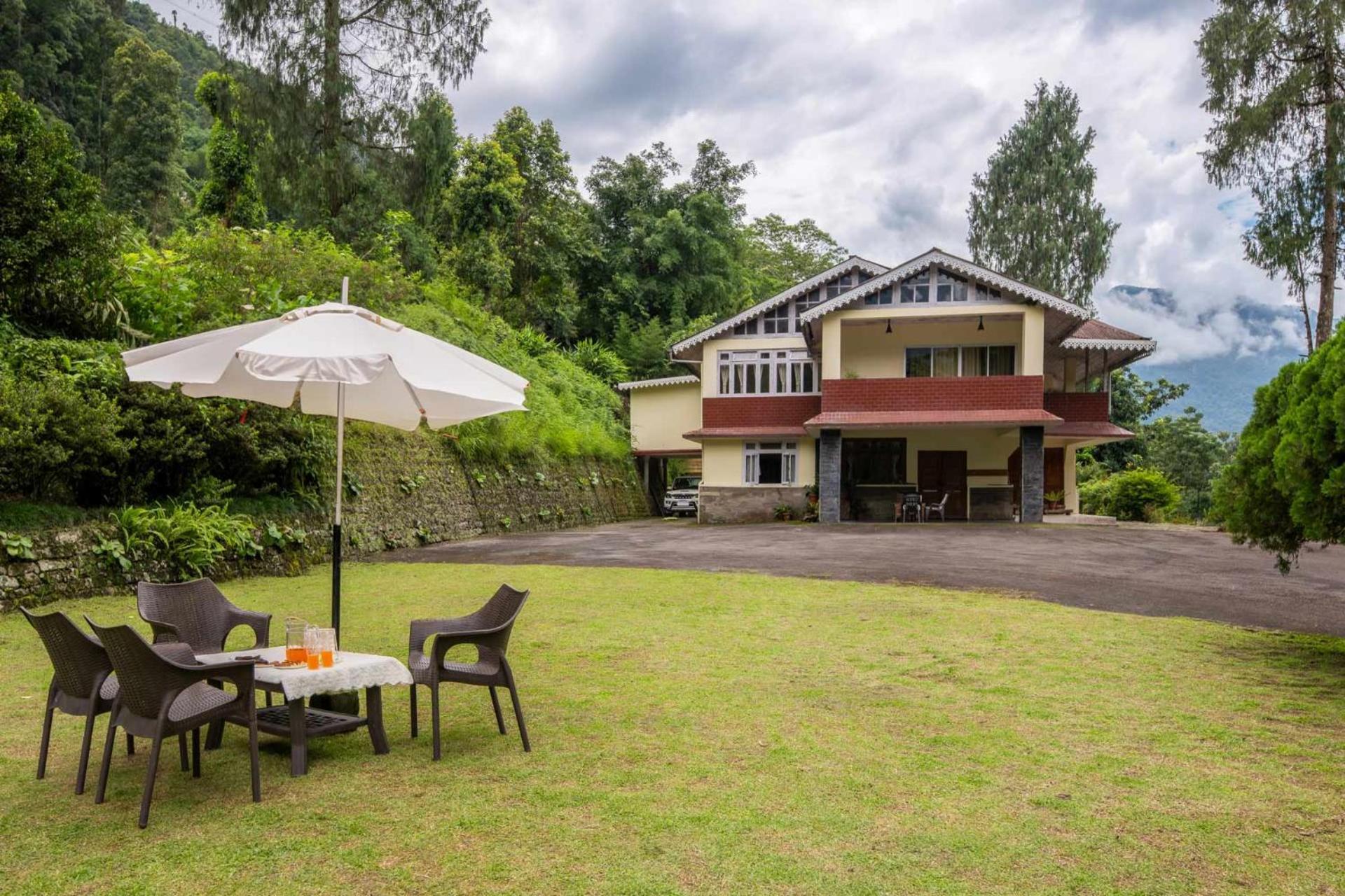 La Ipsing Farm By Stayvista - 3 Bhk Villa With Balcony, Mountain View, Indoor Games, And Pet Friendly Samdong Ngoại thất bức ảnh