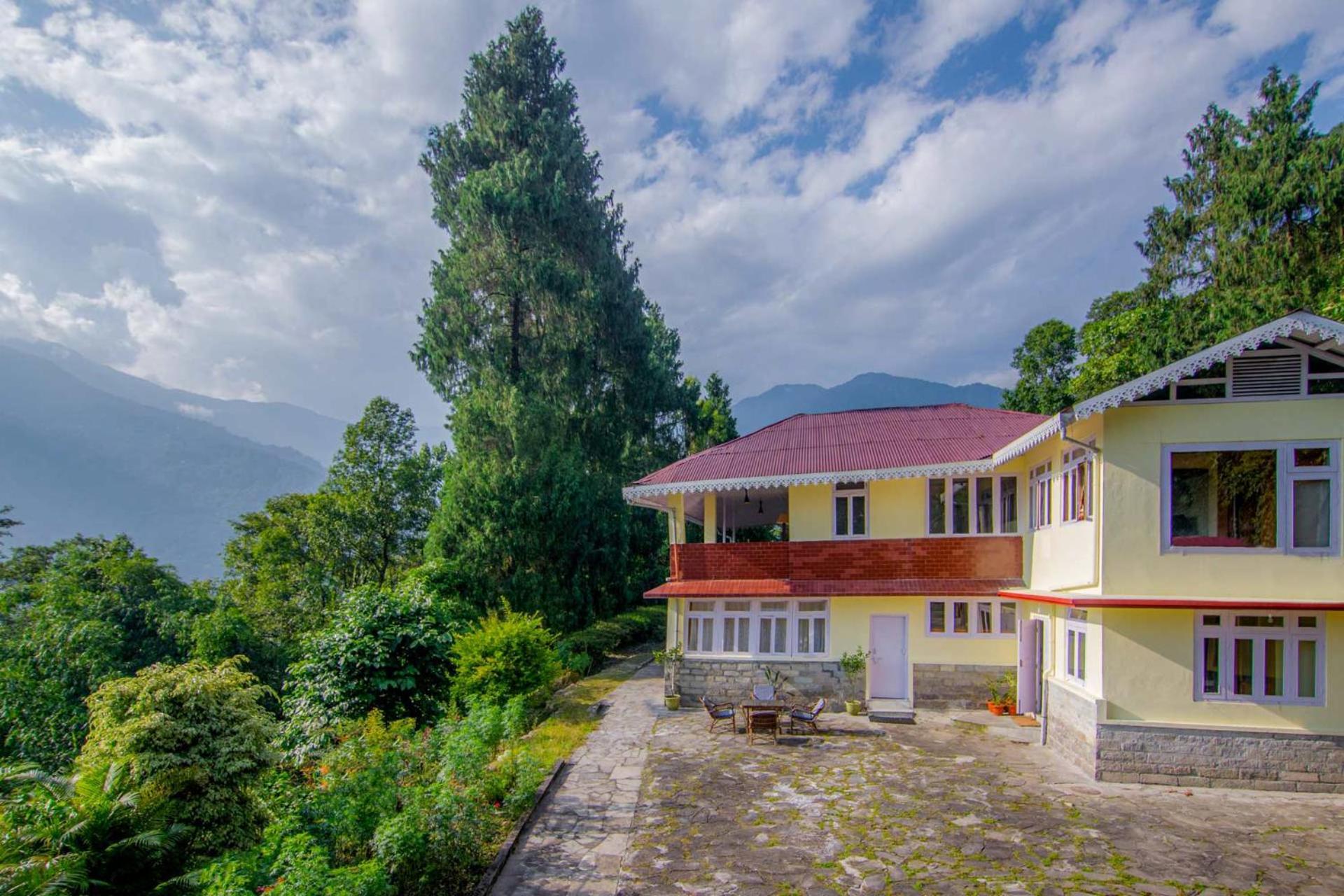 La Ipsing Farm By Stayvista - 3 Bhk Villa With Balcony, Mountain View, Indoor Games, And Pet Friendly Samdong Ngoại thất bức ảnh